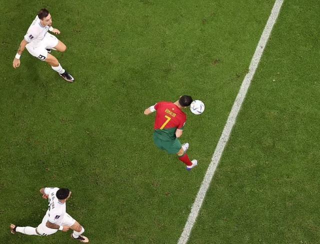 C罗笑称：我碰到了球 B费承认：原以为首球是C罗的