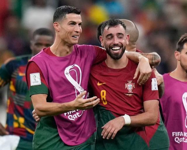 C罗笑称：我碰到了球 B费承认：原以为首球是C罗的