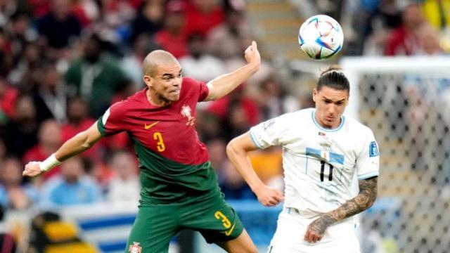 C罗笑称：我碰到了球 B费承认：原以为首球是C罗的