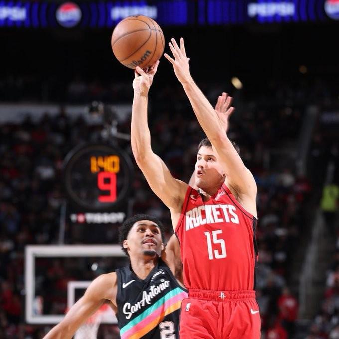 开云体育官网-谢天谢地谢泼德,谢泼德末节砍12分率队逆转,马刺全队仅14分